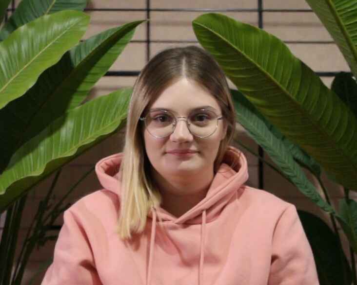 девушка и очки